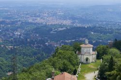Il Sacro Monte di Varese visto dall'alto, Lombardia. Fa parte del gruppo dei nove Sacri Monti prealpini di Piemonte e Lombardia che dal 2003 sono nella lista del Patrimonio dell'Umanità ...