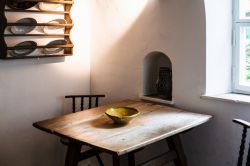 Sala da pranzo in una casa di edilizia popolare a Augusta, Germania - © vvoe / Shutterstock.com