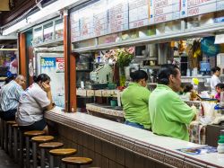 In attesa in uno dei ristoranti del Mercado Central di San José, Costa Rica. I cuochi di questo ristorante della capitale, ospitato nel grande mercato centrale, preparano ogni giorno ...