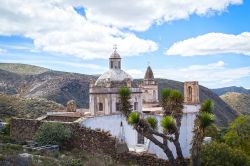 Il Santuario de Guadalupe a Real de Catorce e, sullo sfondo, le montagne della Sierra Madre Oriental. Siamo nello stato di San Luis Potosí, in Messico. - © Antonio de Jesús ...