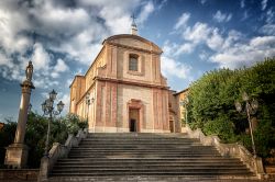 Santuario del SS Crocifisso di Longiano, Emilia Romagna, Italia. Un'ampia scalinata accompagna all'ingresso di questo edificio religioso francescano situato nella diocesi di Cesena-Sarsina ...