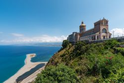 Santuario Madonna Nera a Tindari e la sua spiaggia