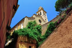 Uno scorcio della chiesa di San Martino nel borgo vecchio di Portofino, Genova, Liguria. Costruita nel XII° secolo, ha la facciata a strisce gialle e grigie - © Linda_K / Shutterstock.com ...