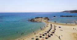 Scorcio panoramico dell'isola di Ios, Grecia. Mare pulito e spiagge sabbiose attirano ogni anno turisti provenienti da tutto il mondo - © Ververidis Vasilis / Shutterstock.com