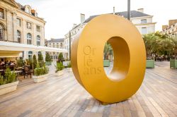 Scultura moderna in Place du Martroi a Orléans, Francia: una lettera O gigante - © RossHelen / Shutterstock.com