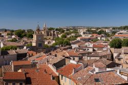 Una veduta panoramica di Salon-de-Provence dal castello (Château de l'Empéri). Salon è nota soprattutto perché qui vi abitò Nostradamus tra il 1547 e il ...