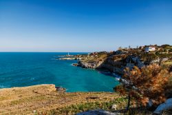 La costa rocciosa di Augusta e il faro cittadino. Siamo nella Sicilia sud-orientale