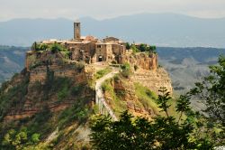 Il borgo di Civita di Bagnoregio, Lazio. Chi vuole ammirare il più suggestivo panorama sulla Valle dei Calanchi puo cercare una casa medievale che si trova quasi alla fine dell'abitato ...