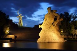 Panorama by night di Volgograd (Russia) con la Statua della Madre Russia e, in primo piano, il monumento Stay to Death.



