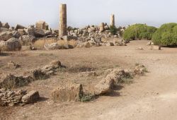 Il panorama dei resti archeologici della Valle dei Templi ad Agrigento (Sicilia) - Quest'area antica che racchiude moltissimi reperti storici e che qualsiasi turista non può mancare ...