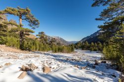 Le montagne intorno ad Asco in Inverno, con la neve al suolo che di frequente cade nelle zone interne della Corsica