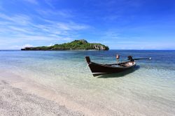 La splendida Koh Chan Island nella provincia di Prachuap Khiri Khan (Thailandia).
