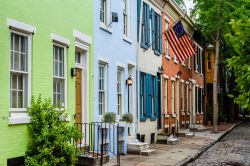 Una fila di case colorate in Panama Street nei pressi di Filter Square a Philadelphia (Pennsylvania).

