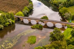 Un ponte nella valle di Ceou, in Francia, non lontano da Castelnaud la Chapelle