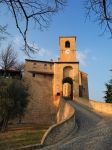 La visita al castello medievale di  montegridolfo al tramonto