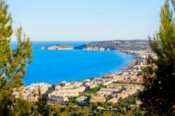 Skyline aerea di Javea con il porto e la baia, Spagna.  Xabia, nome della cittadina in valenciano, è caratterizzata da 20 km di spiaggia che ne fanno una località perfetta ...