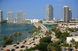 Skyline della città di Nassau, arcipelago delle Bahamas. La capitale delle Bahamas venne fondata alla metà del XVII° secolo dagli inglesi con il nome di Charles Town ma poi ...