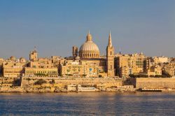 La skyline della capitale La Valletta, Malta. Città fortificata fondata nel XVI° secolo dai cavalieri di San Giovanni, è nota per i palazzi, i musei e le chiese imponenti.
 ...