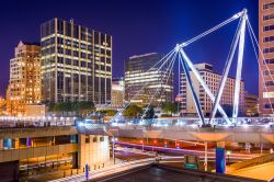 Skyline notturna di Hartford (Connecticut) con Founders Bridge. Si tratta di uno dei tre ponti autostradali sul fiume Connecticut ed è uno dei capolavori architettonici della città.
 ...