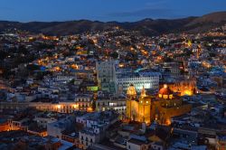 Skyline notturno di Guanajuato, Messico.