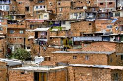 Sobborgo di Medellin, Colombia. Nota in origine per la produzione e vendita di caffé, oggi Medellin è un importante centro industriale soprattutto nel reparto tessile - © ...