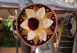 Souvenir da Puerto Aventuras, Riviera Maya, Messico: un tradizionale sombrero con ricami e decori in feltro.
