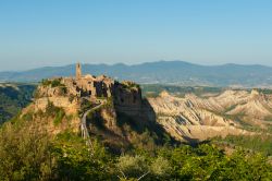 Lo sperone di tufo su cui sorge Civita di Bagnoregio, Lazio. Fondata 2500 anni fa dagli etruschi, Civita si innalza su una delle più antiche vie d'Italia, quella che congiunge il ...