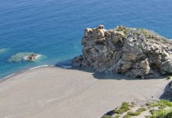 Gioiosa Marea, la spiagga del bue (Sicilia). Situata nelle immediate vicinanze di Patti, questa spiaggia è piuttosto difficile da raggiungere a piedi: bisogna infatti percorrere una discesa ...