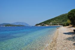 Spiaggia di Agios Ioannis a Meganissi, Grecia - Acque limpide e cristalline lambiscono una delle spiagge più famose dell'isola greca di Meganissi, quella di Agios Ioannis © David ...