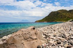 Spiaggia di ciottoli a Filicudi vicino a Capo Graziano - © EugeniaSt / Shutterstock.com