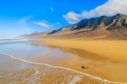Spiaggia di Cofete a Fuerteventura, Isole Canarie, Spagna. E' una delle spiagge più selvagge di tutta l'isola, una delizia per gli appassionati di sabbia bianca, oceano irruento ...
