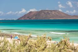 La spiaggia di Grandes Playas a Corralejo, Fuerteventura, Spagna. Questo tratto di litorale è molto apprezzato sia per la sua bellezza naturale che per il poco vento che caratterizza ...