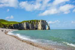 Spiaggia ghiaiosa del villaggio di Etretat, Francia, in una giornata di sole - © Oleg Bakhirev / Shutterstock.com