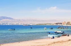 Spiaggia urbana di Aqaba, Giordania - vvoevale / Bigstockphot