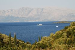 Spilia Bay dalle colline di Meganissi, Grecia - Scorcio panoramico su una delle baie più famose di quest'isola ionica: dall'alto delle sue colline verdeggianti si può ammirare ...