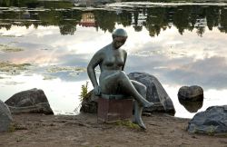 Spring, la scultura in bronzo sulle sponde del lago Kallavesi a Kuopio, Finlandia - © Shevchenko Andrey / Shutterstock.com