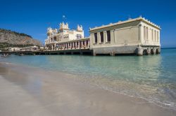 Lo stabilimento balneare sulla spiaggia di Mondello opera dell’architetto Rudolf Stualker - © luigi nifosi / Shutterstock.com