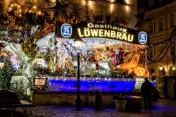 Stand gastronomico ai mercatini di Natale a Baden Baden Germania - © g215 / Shutterstock.com