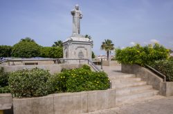 Isola di Santiago: la statua di Giovanni Paolo II nella città di Praia, capitale di Capo Verde - © Salvador Aznar / Shutterstock.com