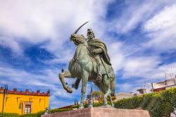 La statua dell'eroe dell'Indipendenza messicana, il Generale Ignacio Allende, sulla Plaza Cìvica di San Miguel de Allende, Guanajuato.

