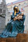 La statua della Vergine Maria con il Bambino nella piazza di fronte alla cattedrale di Tournai, Belgio - © Nigar Alizada / Shutterstock.com