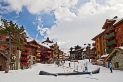 Stazione sciistica di Les Arcs 1950, Francia: uno scorcio del tipico villaggio di montagna con baite e costruzioni in legno.
