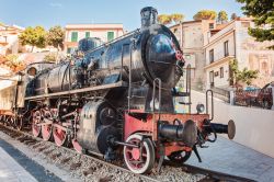 Storica locomotiva a vapore esposta nel borgo di Bova in Calabria