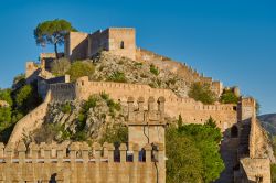 Lo storico castello di Xativa nella Comunità Autonoma Valenciana fotografato al tramonto, Spagna. Quest'imponente fortezza gotica domina la città.



