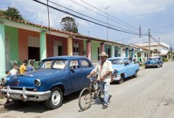 Una strada di Pinar del Rio (Cuba) con le tipiche auto nordamericane degli anni '50 parchegguiatedavanti ad alcune case coloniali - foto © akturer / Shutterstock.com