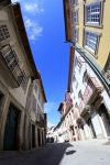 Street view a Viana do Castelo, Portogallo. Il centro storico di questa località è ricco di monumenti e ambienti ben conservati.


