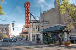 Street view del centro di Memphis, Tennessee (USA). In primo piano, l'insegna del teatro Orpheum - © photosounds / Shutterstock.com