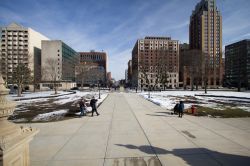 Street view del centro storico di Lansing, Michigan (Stati Uniti d'America) - © ehrlif / Shutterstock.com