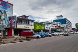 Street view di Paramaribo, Suriname (America). Il primo insediamento fu il villaggio realizzato dai caribi, un popolo amerindo - © Matyas Rehak / Shutterstock.com
