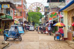 Streetview della città di Coron, Filippine: si tratta della più grande località sull'isola di Busuanga (Palawan) - © Richie Chan / Shutterstock.com